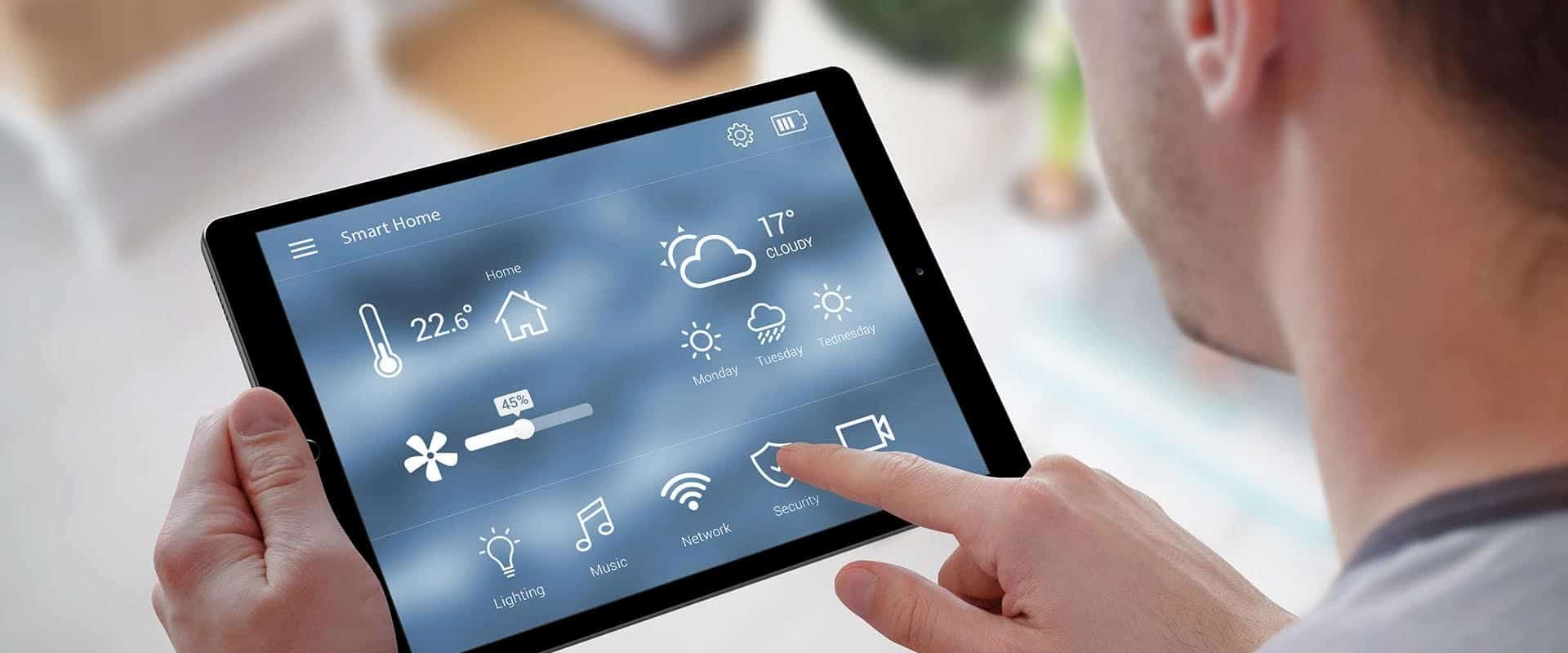 Smart Home Steuerung auf einem Tablet mit verschiedenen Funktionen und Temperaturanzeige.
